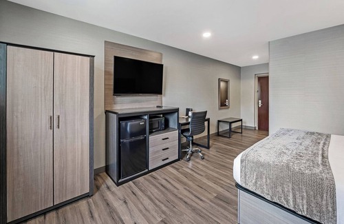 Foxboro Hotel | Ideal Location! Near Gillette Stadium, Offers FREE Parking Plus FREE Breakfast!