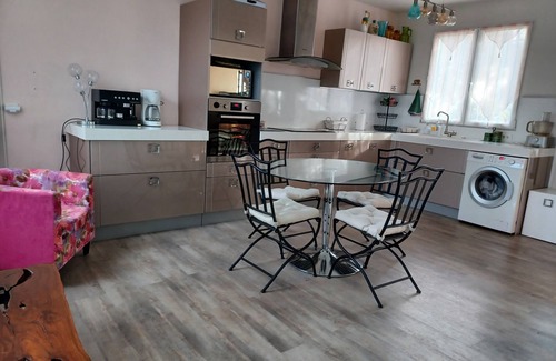 Bry-sur-Marne Cottage | Ideal LOCATION to visit Paris & Disney - very select setting with PARKING