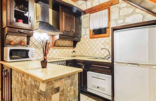 Xirokastello House | Ideally located off the coastal road, which leads to the fabulous beaches on the Vassilikos peninsul