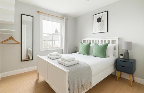 Sands End Apartment | Idyllic 2 Bed Balcony Flat Chelsea Harbour