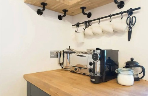 Brimpsfield House | *Idyllic Barn: Cotswold Hideaway Stunning Village*