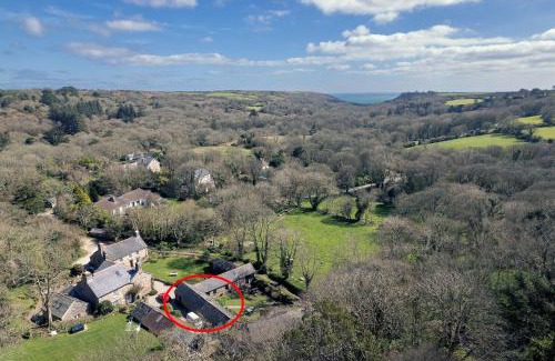 Castallack Apartment | Idyllic Cornish cottage in the beautiful Lamorna valley - walk to pub & sea