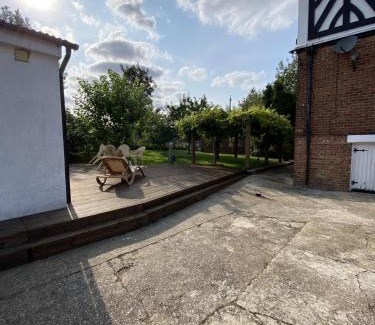 Leyton House | Idyllic Cottage in Jubilee Park