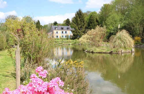 Les Authieux-du-Puits Cottage | Idyllic Duplex with Terrace, Garden, WiFi, and Private Pond in Les Authieux-du-Puits.