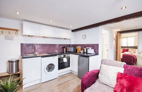 Kegworth Apartment | Idyllic setting. SkyLink to Airport. Gym Access