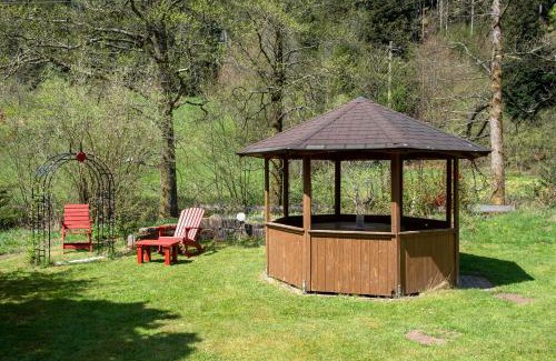 Alpirsbach Apartment | Idyllische Fewo am Waldesrand