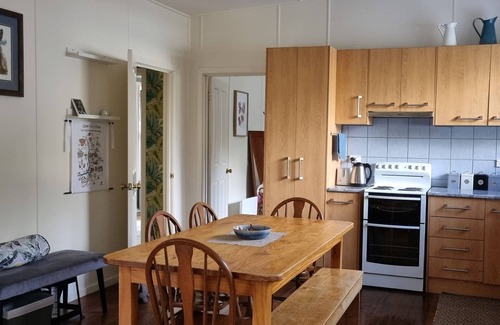 Warburton House | Idyllwylde. Pet-friendly. Cosy. Close to town & river.