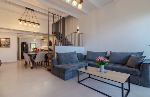 Maroulas Villa | Iliahtida villa, pool,Near tavern & minimarket