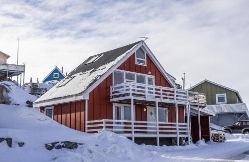 Ilulissat Villa | Ilulissat Stay - 4-bedroom villa with sea view and hot tub