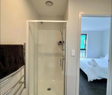 Auckland Apartment | Immaculate - 2 Bedroom Townhouse close to the train station