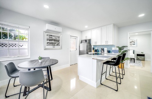 Coral Ridge Apartment | Immaculate Coastal Unit! Walk To Beach and Shops!