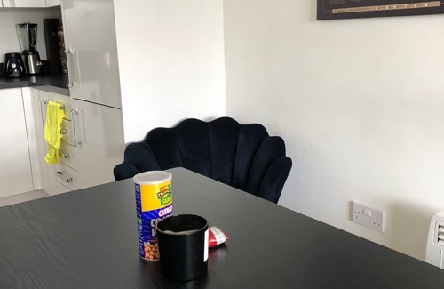 Cray Valley West Apartment | Impeccable 2-Bed Apartment in Orpington