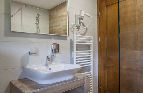 Jezerce Bed & Breakfast | Imperial house