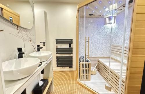 3rd Arrondissement Apartment | Impressionnists in Le Marais - Sauna & AC