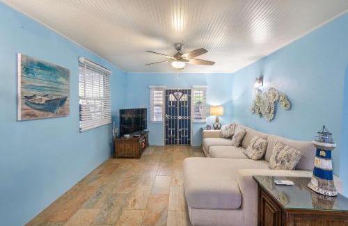 Welches House | Impressive Private Pool Mandevilla Home Near Beach