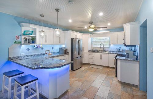 Welches House | Impressive Private Pool Mandevilla Home Near Beach