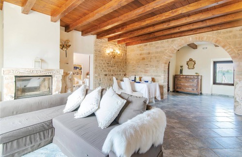 Montelupone House | In a picturesque valley 8 km below Recanati and only 15 km from the coast, this friendly semi-detach