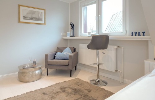 Tinnum Apartment | In order to make the apartment airy and yet cozy, a lot of white was used here.