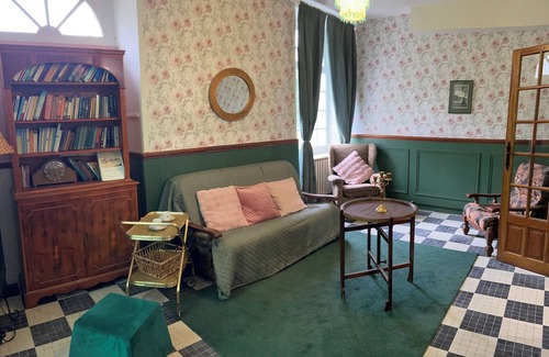La Roche-Rigault Bed & Breakfast | In the heart of the forest, janitor's cottage Manoir with sauna and Nordic bath access