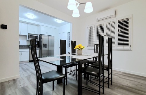 North of Wilshire House | In the heart of Santa Monica 2 bedroom & 2 1/2 bathroom Townhome + prvt parking
