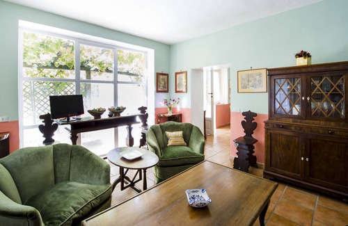 Zona LVIII Prima Porta Cottage | In Villa Silj parkland, family friendly, swimming pool, metro to city centre