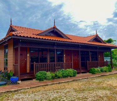 Kampung Nibung Ski Chalet | Inap Nekmi Kuala Terengganu With Pool