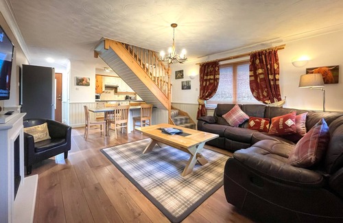 Drymen Ski Chalet | Inchmurrin Lodge with private hot tub