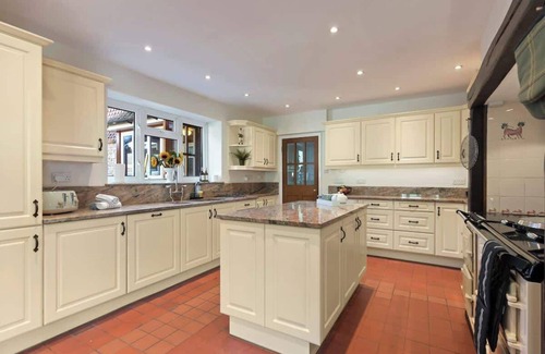 Godalming House | Incredible Countryside Getaway with Tennis Court!