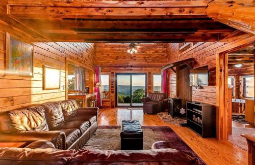 Harrison House | Incredible Pet-Friendly Cabin Located on Top of a Magnificent Mountain in Compton, AR