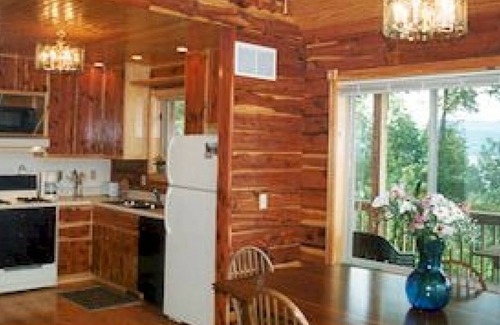 Magnet Cabin | INCREDIBLE river scenes from the plush and comfortable Loft Bedroom