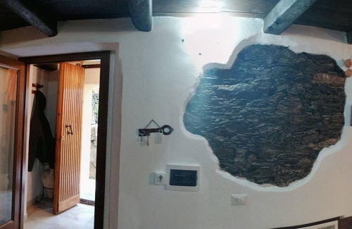 Desulo House | Independent apartment, restored, in a building from the late 1800s.