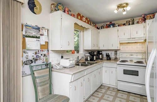 Cloverdale House | Independent & Stylish 3 Bedroom Bungalow Near Langley in Metro Vancouver