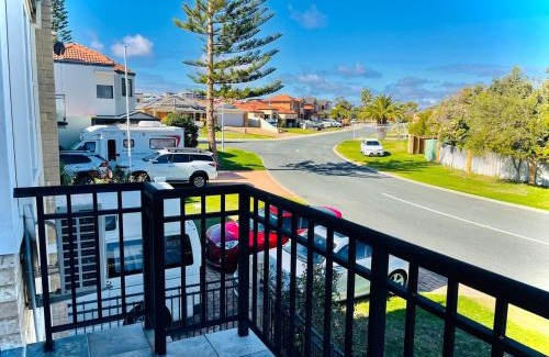 Mindarie House | Indian Ocean View-Three King Beds