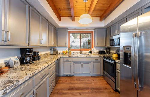 McKinney Estates Cabin | Indigo Owl by AvantStay | Cabin w/Firepit | Minutes to Lake & Slopes