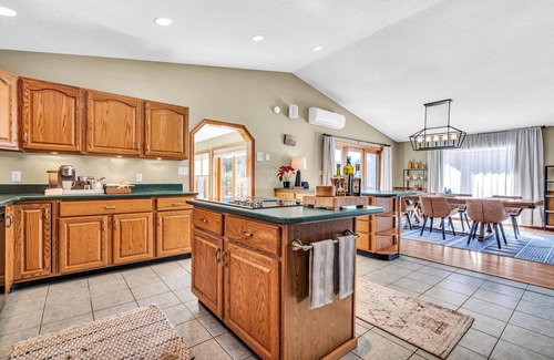 Hanover House | INDOOR POOL, HOT TUB, PRIVATE 86 acre Retreat and Event Space