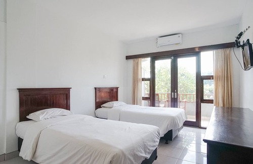 Sunset Road House | Indopurejoy House - Komala Indah Cottages - Hostel