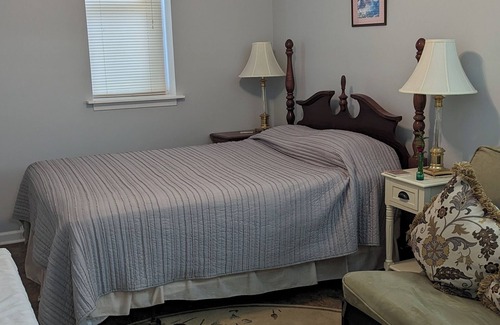 Middletown House | INDULGE - FRESH FLOWERS, MANY AMENITIES