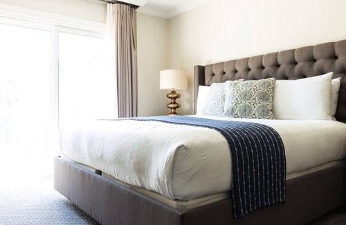 West Campus House | Indulge in Historic Charm & Modern Amenities – Boutique Hotel Experience