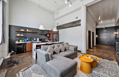 North Oakland Apartment | Industrial Loft 3 min to Hillman Cancer Center Sleeps 6