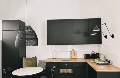 Friedrichstadt Apartment | Industrial Loft | Smart TV | High-Speed WiFi