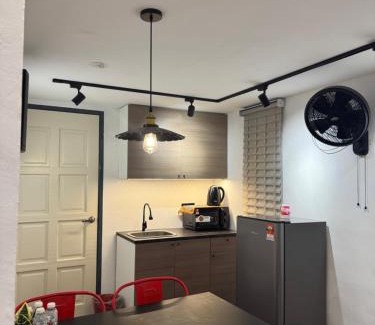 Central Seberang Perai House | Industrial Loft Tinyhouse Homestay - 2 Queen Bed, Free Netflix, Prime & Wi-Fi Near Bukit Mertajam