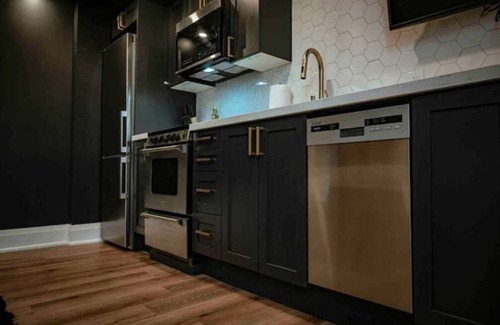 Barrie Apartment | Industrial Luxury Living w/17ft Ceilings & King bd