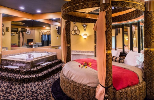Trevose Hotel | Inn of the Dove Romantic Suites with Jetted Tub & Fireplace