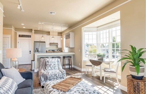 Blaine Apartment | “Inn on the Harbor” Stunning sunsets, centrally located, cozy getaway!