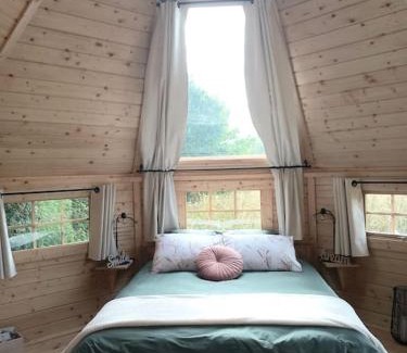 Saint-Christophe-sur-Conde Ski Chalet | Insolite: Le Kota du Lutin Many