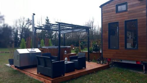 Saint-Christophe-sur-Conde House | INSOLITE La Tiny House du Lutin Many et son Bain Nordique