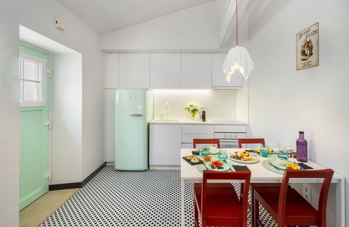Leiria House | Inspiring and Cozy 1899's House, Queen Size Bed