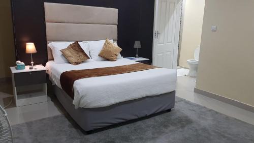 Blantyre Apartment | InstaHomes by Tru - Hillside Suite