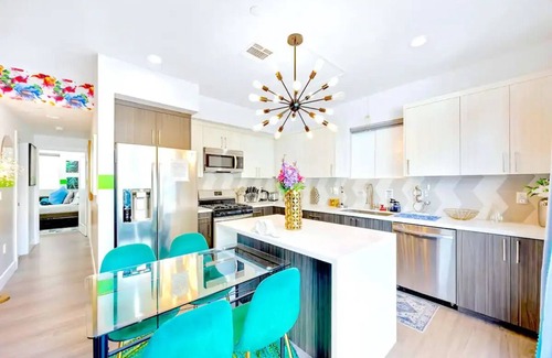 North Hollywood House | InstaWorthy NoHo Gem: Near Universal Studios - Hot Tub - BBQ - Free Parking!