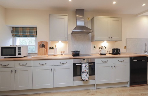 Drumchork Cottage | INVEREWE - GARDEN LODGE, family friendly, with a garden in Poolewe